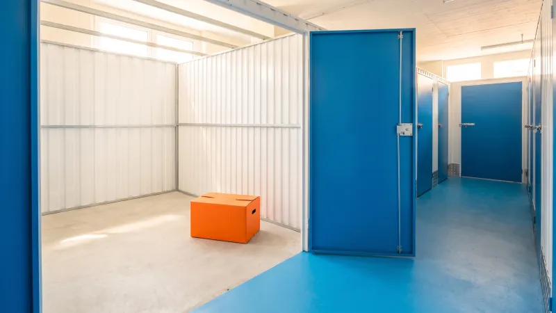 Leere, saubere Lagerbox mit offener blauer Tür