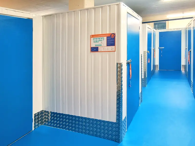 Saubere, helle Lagerboxen mit blauen Türen